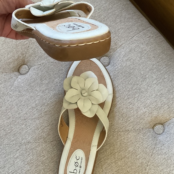 Born b.o.c. White Floral Thong Sandals Size 8 - Picture 5 of 6